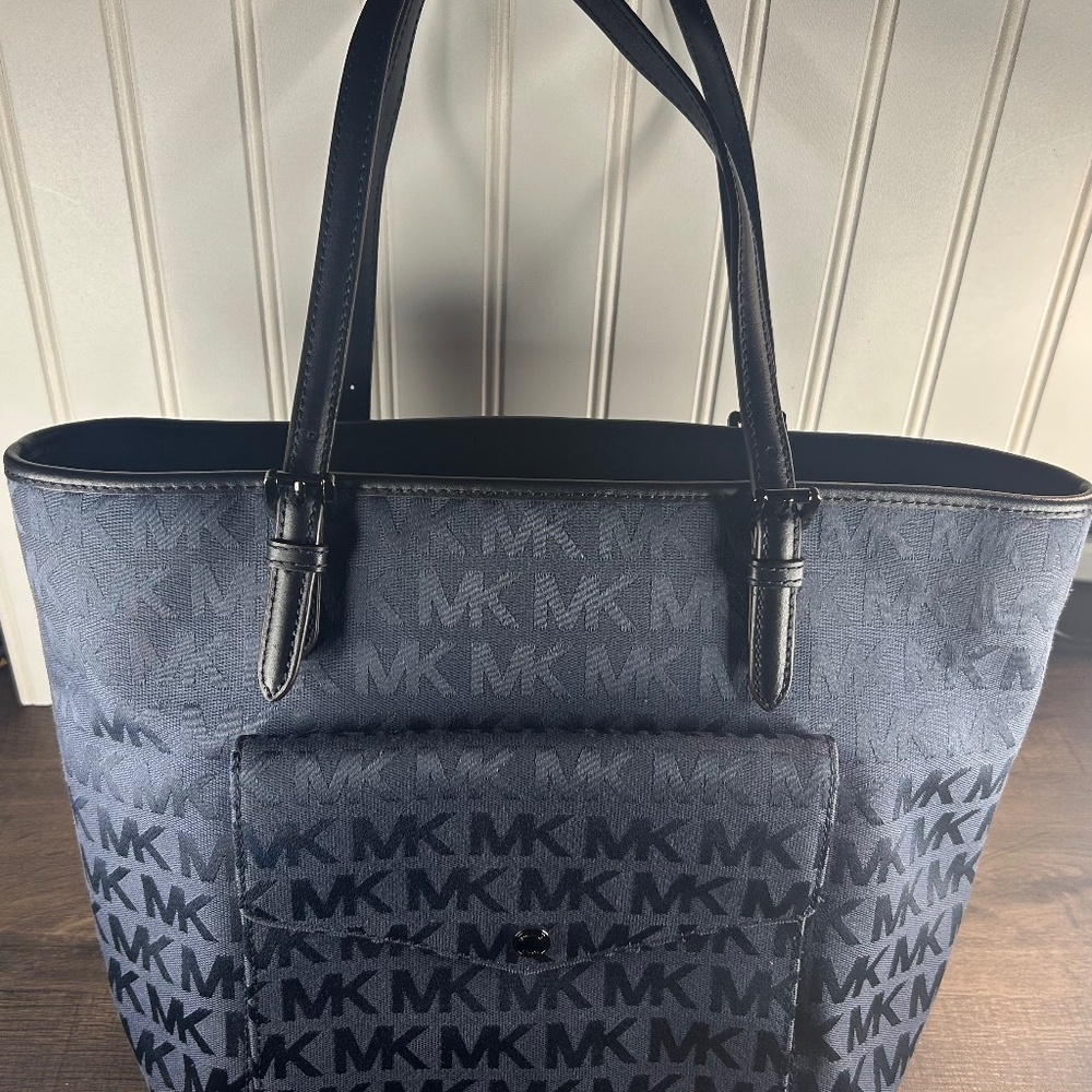 MK (Like NEW) totes **Price nego**